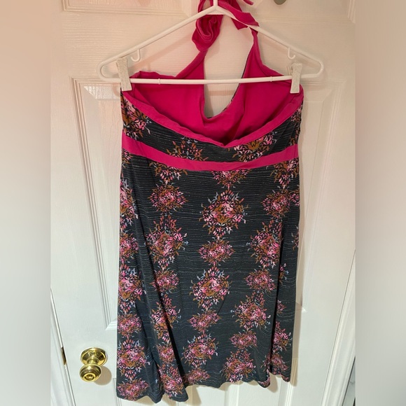 Patagonia halter dress with built in bra. Size large - Picture 4 of 4